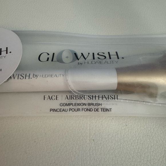 HUDA BEAUTY glOwish complexion brush - Picture 5 of 7